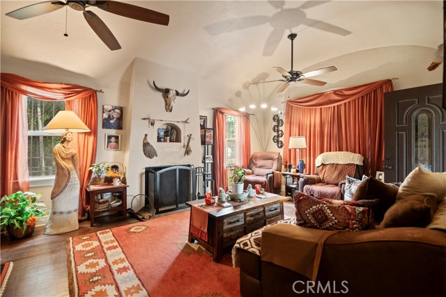 Detail Gallery Image 4 of 22 For 1762 N Lugo Ave, San Bernardino,  CA 92404 - 3 Beds | 2 Baths