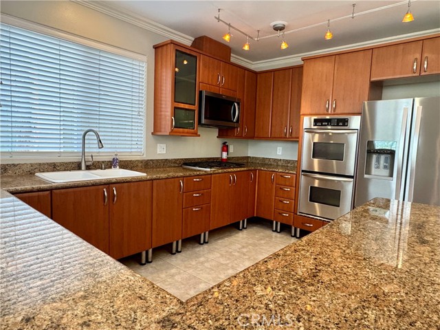 Detail Gallery Image 6 of 27 For 2219 Grant Ave #C,  Redondo Beach,  CA 90278 - 3 Beds | 2/1 Baths