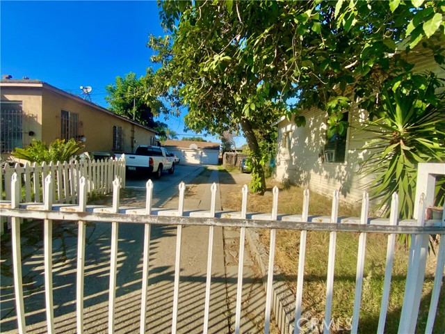 Driveway / 3 Car Garage