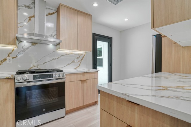 Detail Gallery Image 8 of 32 For 19120 Bessemer St, Tarzana,  CA 91335 - 4 Beds | 3 Baths