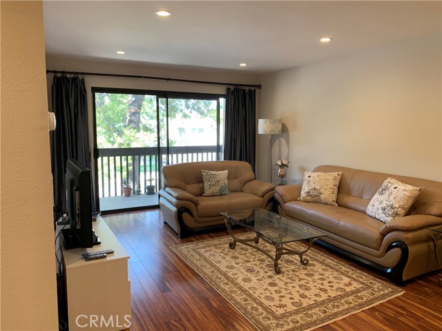 Detail Gallery Image 3 of 27 For 22100 Burbank, Woodland Hills,  CA 91367 - 1 Beds | 1 Baths