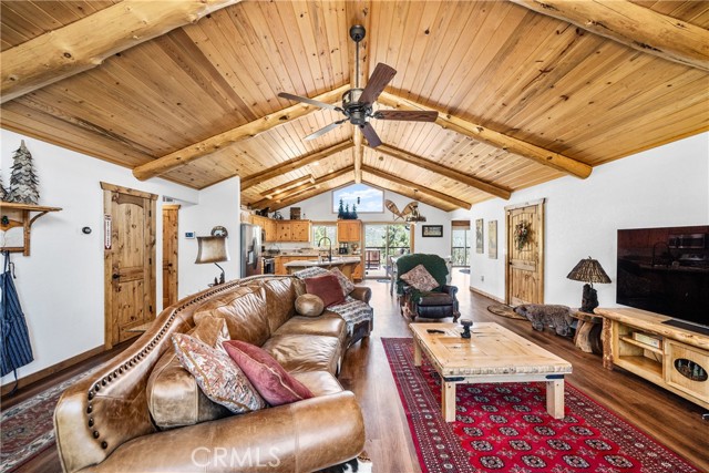 42728 Timberline Trail, Big Bear Lake CA: https://media.crmls.org/medias/65045f0a-ef16-40c3-8cfc-8af313323982.jpg