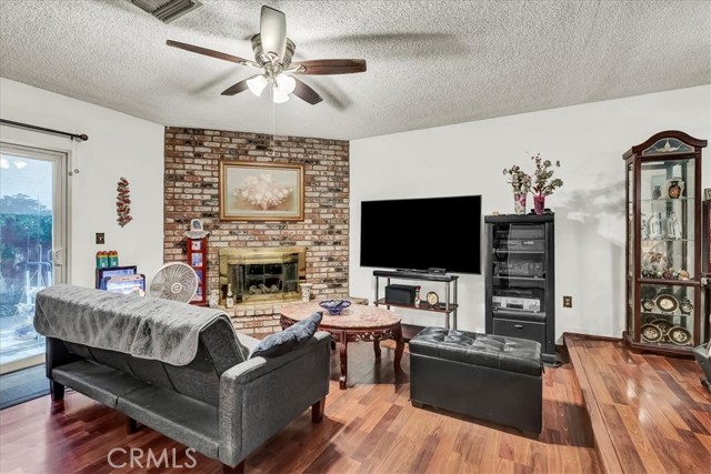 355 Kenwood Drive, Lemoore CA: https://media.crmls.org/medias/6504e8c4-46e5-45ad-be90-b0b9213f330d.jpg