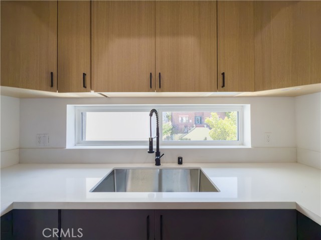 Detail Gallery Image 3 of 21 For 121 S Coronado, Los Angeles,  CA 90057 - 3 Beds | 2 Baths