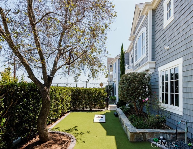 Detail Gallery Image 3 of 69 For 125 Kings Pl, Newport Beach,  CA 92663 - 5 Beds | 6/1 Baths