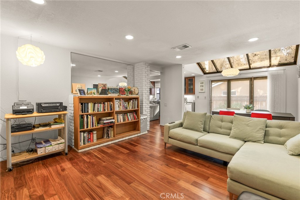 https://media.crmls.org/medias/650a61fa-80bd-47a5-8ef9-0e93de016595.jpg?preset=X-Large