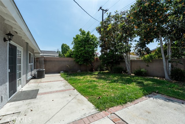 15251 Nottingham Lane, Huntington Beach CA: https://media.crmls.org/medias/650aef93-1d03-4760-abd1-dfa250c79b9f.jpg