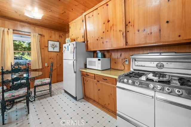 Detail Gallery Image 4 of 32 For 115 Lagunita Ln, Big Bear Lake,  CA 92315 - 4 Beds | 2 Baths