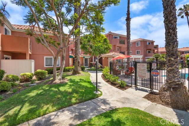 Image 2 for 409 Utica Ave #B16, Huntington Beach, CA 92648