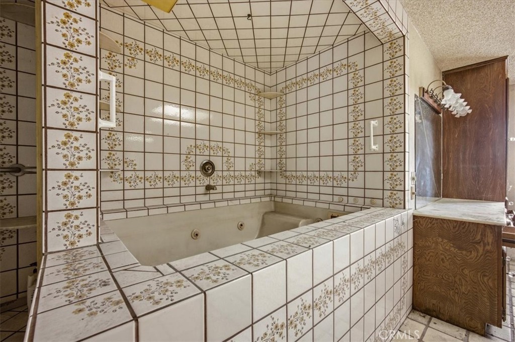 https://media.crmls.org/medias/6512b43f-dc88-4cac-94fe-bbd2d89624e1.jpg?preset=X-Large