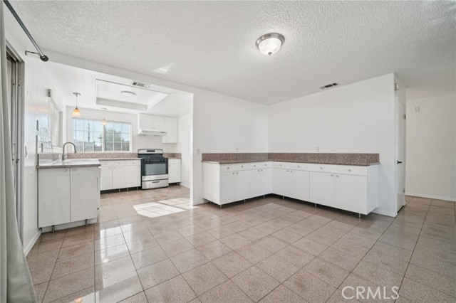 Detail Gallery Image 8 of 28 For 24335 Sykes Dr, Moreno Valley,  CA 92553 - 3 Beds | 2 Baths