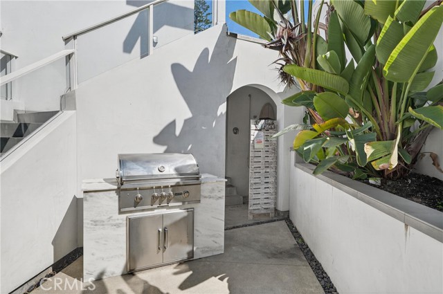 Detail Gallery Image 7 of 74 For 405 Blumont St, Laguna Beach,  CA 92651 - 5 Beds | 6/1 Baths