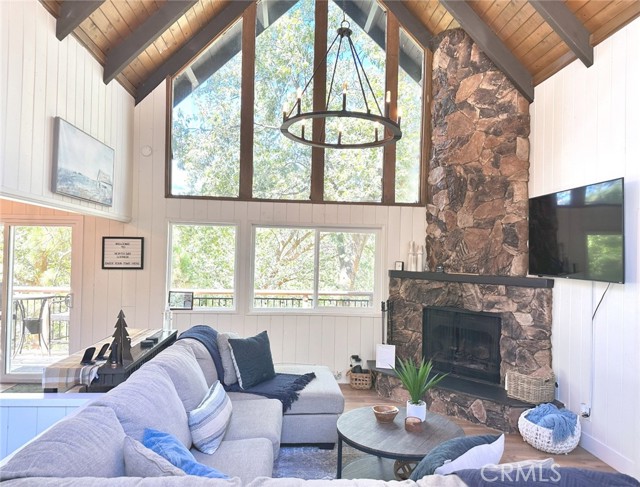 Detail Gallery Image 3 of 42 For 27809 North Bay Rd, Lake Arrowhead,  CA 92352 - 3 Beds | 2 Baths