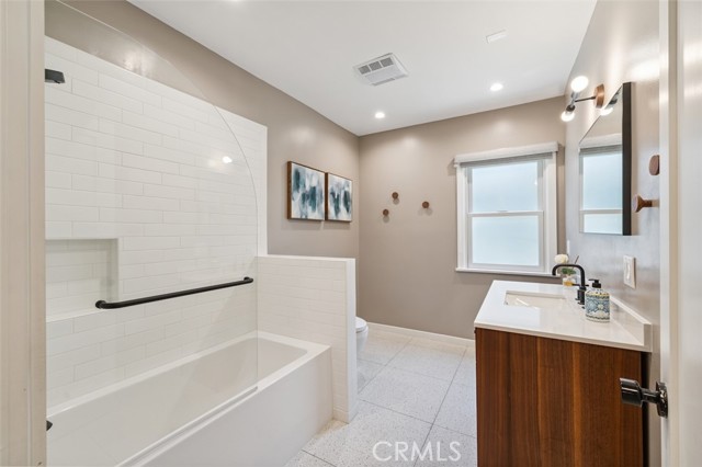 2248 E Chevy Chase Drive, Glendale CA: https://media.crmls.org/medias/6522d1c1-388a-41f1-90f9-cb70e4949947.jpg