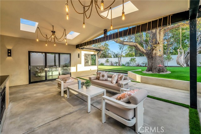 Detail Gallery Image 8 of 41 For 24250 Friar St, Woodland Hills,  CA 91367 - 4 Beds | 4 Baths