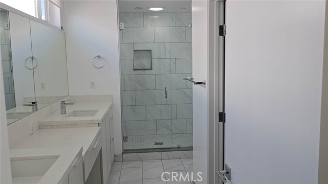 Detail Gallery Image 9 of 11 For 319 S Serrano #1/2,  Los Angeles,  CA 90020 - 3 Beds | 3 Baths