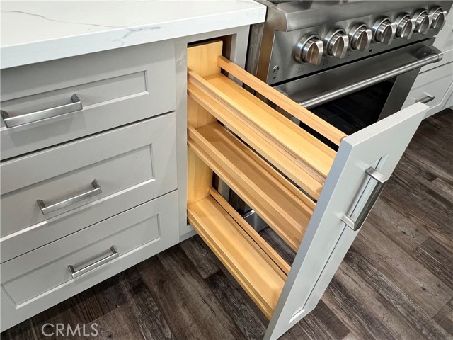 Detail Gallery Image 11 of 42 For 18614 Liggett St, Northridge,  CA 91324 - 5 Beds | 3/1 Baths