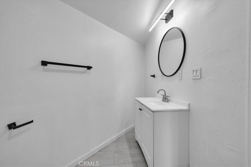 https://media.crmls.org/medias/65292a85-425a-47cc-b942-74f3aedd131b.jpg?preset=X-Large