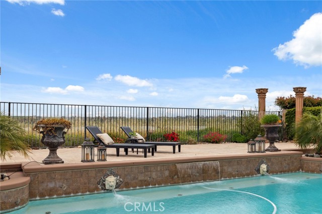 Detail Gallery Image 14 of 61 For 4918 W Bluff, Fresno,  CA 93722 - 5 Beds | 3/1 Baths