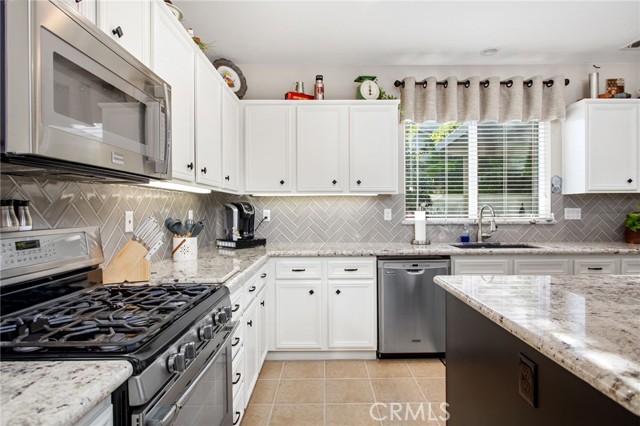 6347 Lyndsey Street, Eastvale CA: https://media.crmls.org/medias/65318bc0-2512-4186-b5f1-29a3e9a836d4.jpg