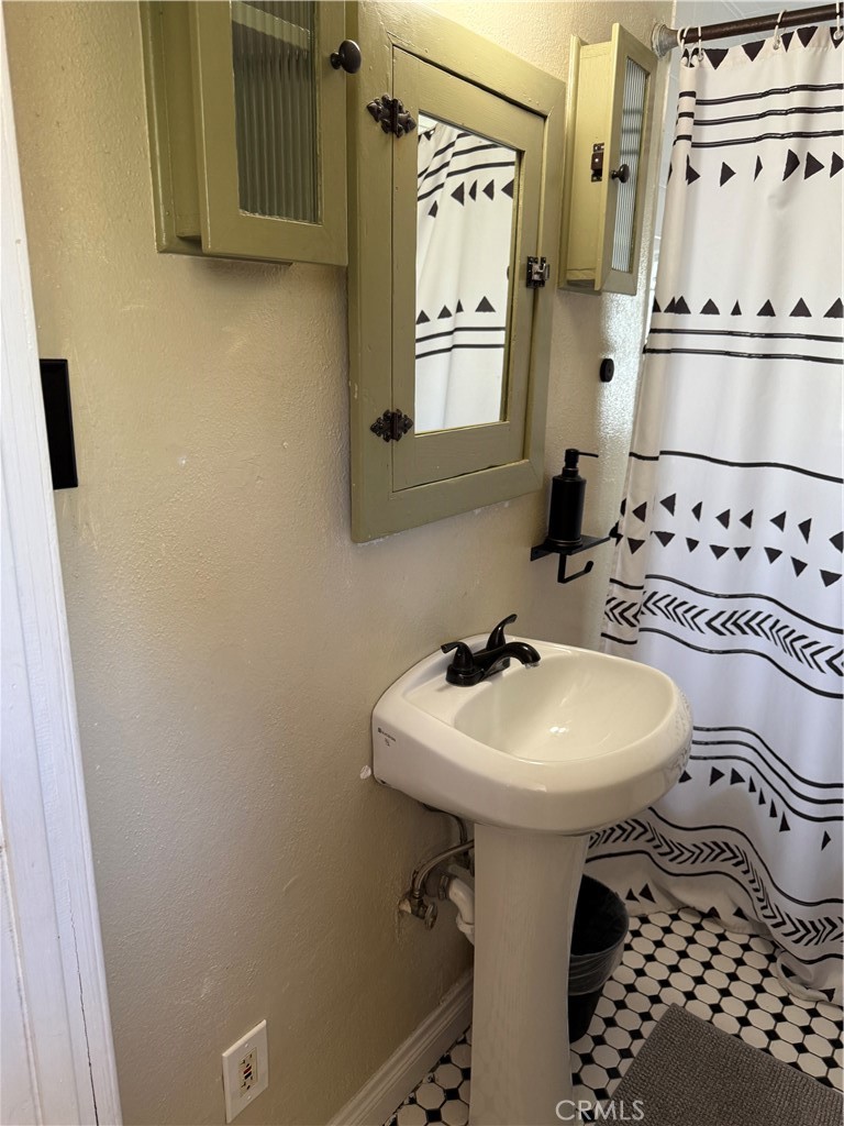 https://media.crmls.org/medias/65322efd-6a57-4176-9bc3-324546489485.jpg?preset=X-Large