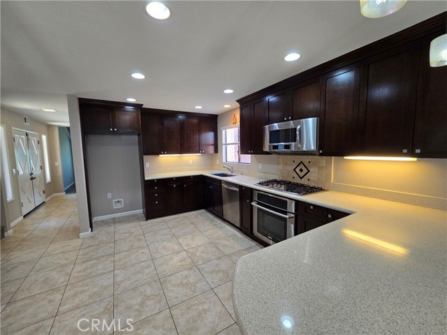 Detail Gallery Image 16 of 33 For 914 Huntington St, Huntington Beach,  CA 92648 - 3 Beds | 3 Baths