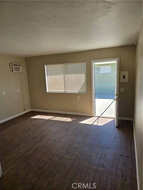 6025 Florence Street, Riverside CA: https://media.crmls.org/medias/6533e998-0e32-4ad8-a1d4-b5a9436c5dfe.jpg