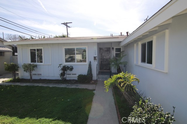 1728 W Chateau Avenue, Anaheim CA: https://media.crmls.org/medias/65394d27-c4bb-445b-bbdc-e781e2e9ff05.jpg