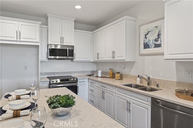 Detail Gallery Image 11 of 39 For 1093 N Harbor Bld, Anaheim,  CA 92801 - 3 Beds | 3 Baths