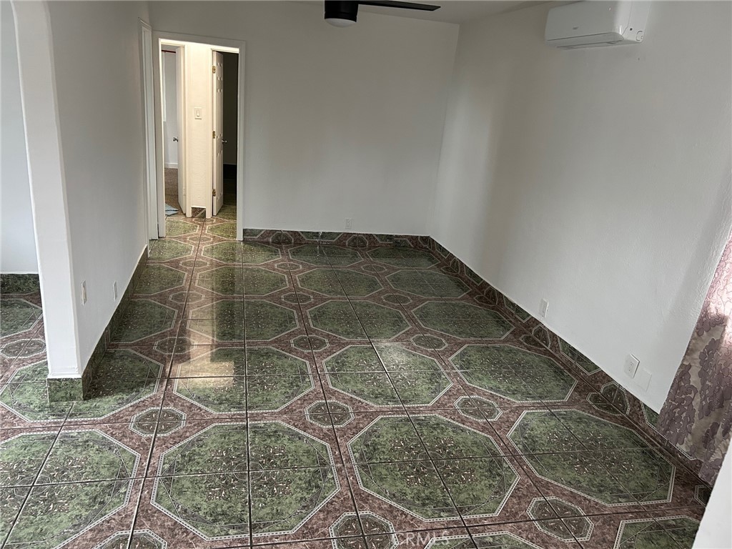 https://media.crmls.org/medias/653beaf4-2d8b-45a8-a5ed-4699cbf8e1ae.jpg?preset=X-Large