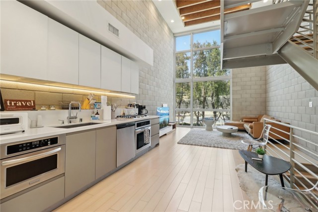 3450 Cahuenga W Boulevard, Los Angeles CA: https://media.crmls.org/medias/654096eb-8efb-48bf-a1e4-6bee568ab343.jpg