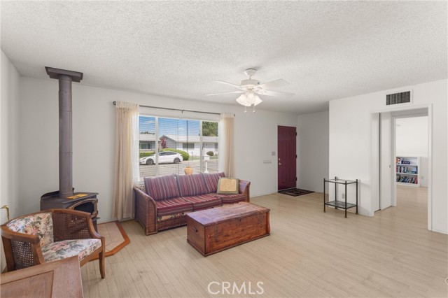 Detail Gallery Image 3 of 29 For 880 S Ramona St, Hemet,  CA 92543 - 2 Beds | 1 Baths