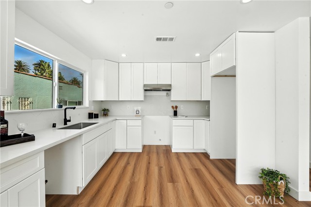 3031 3033 Vineyard Avenue, Los Angeles CA: https://media.crmls.org/medias/65438235-1ff7-43aa-a96e-e8e01b62f352.jpg