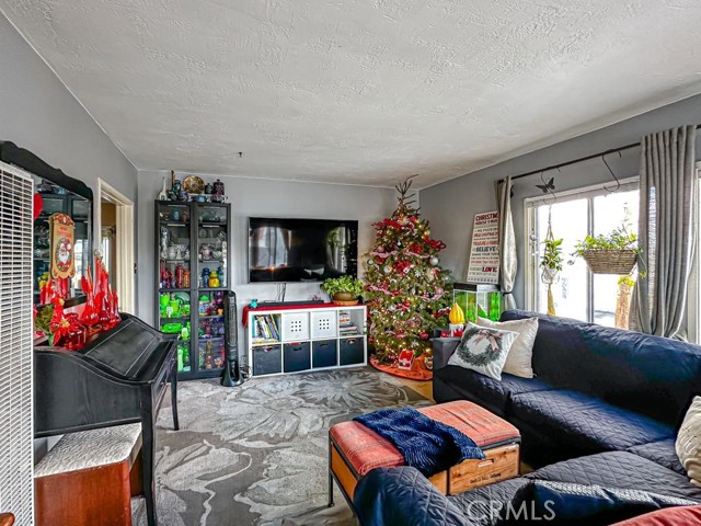 3915 E 11th Street, Long Beach CA: https://media.crmls.org/medias/65470ddd-b99f-4da1-8bba-4925f077a201.jpg