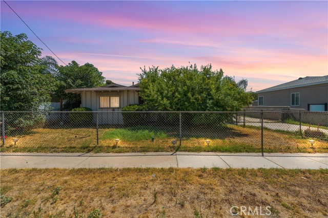 Detail Gallery Image 1 of 1 For 10439 Linden Ave, Bloomington,  CA 92316 - 4 Beds | 2 Baths