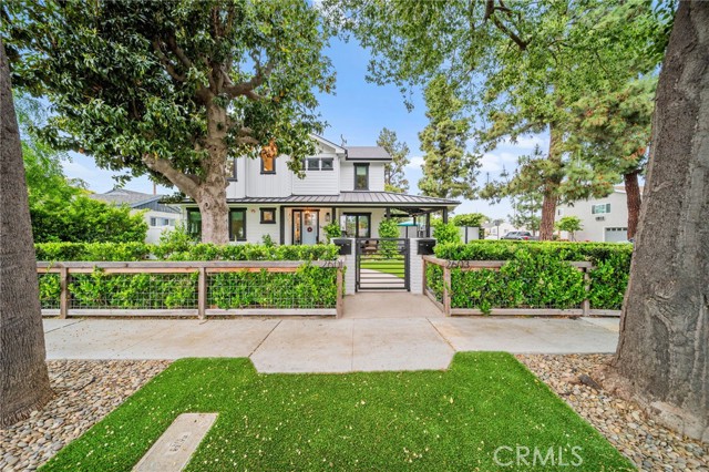 Detail Gallery Image 4 of 4 For 2601 W Chandler Bld, Burbank,  CA 91505 - 4 Beds | 3 Baths