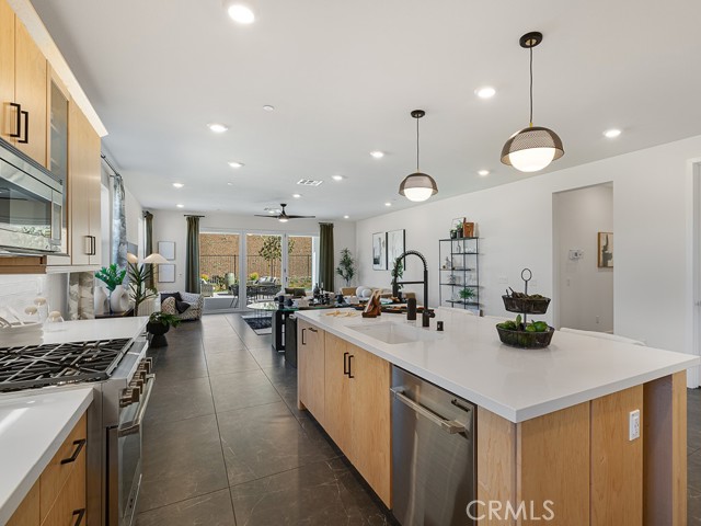 Detail Gallery Image 9 of 37 For 28904 Saddle Cir, Castaic,  CA 91384 - 3 Beds | 3 Baths