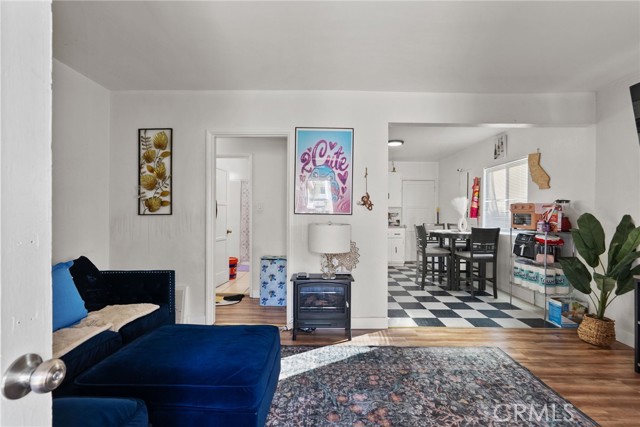 Detail Gallery Image 4 of 23 For 11816 Victory Bld, North Hollywood,  CA 91606 - 4 Beds | 2 Baths