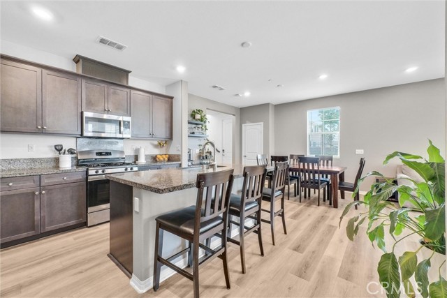 16548 Monteviejo Street, Fontana CA: https://media.crmls.org/medias/654b05a9-7a09-4b25-911e-ed1e782ee064.jpg