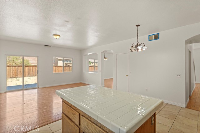 15240 Sapphire Court, Victorville CA: https://media.crmls.org/medias/654b215a-7249-45c7-8ee3-0fc32ac58c5f.jpg