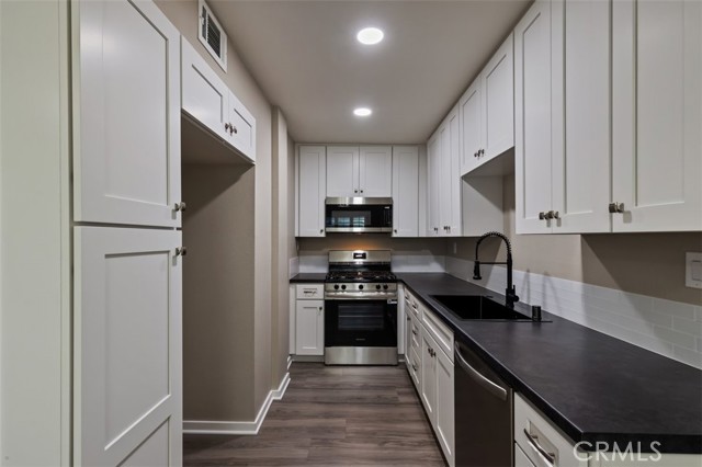 Detail Gallery Image 5 of 19 For 4744 Ben Ave #11,  Valley Village,  CA 91607 - 2 Beds | 2/1 Baths