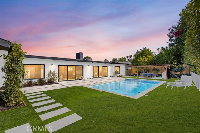 Detail Gallery Image 31 of 37 For 6009 Neddy Ave, Woodland Hills,  CA 91367 - 5 Beds | 3 Baths