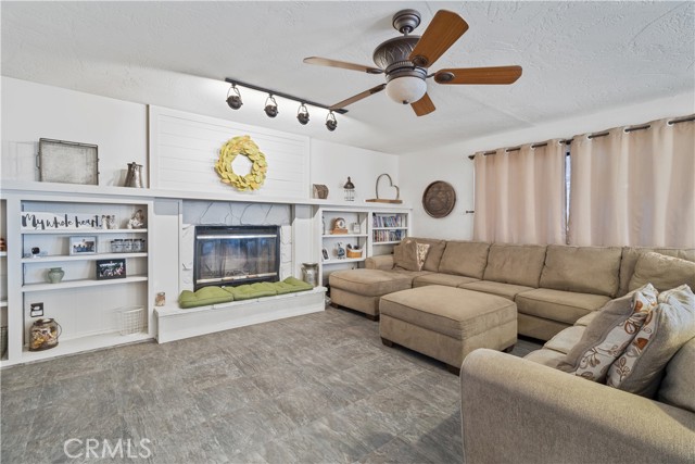 Detail Gallery Image 7 of 32 For 22343 Huasna Rd, Apple Valley,  CA 92307 - 4 Beds | 2 Baths