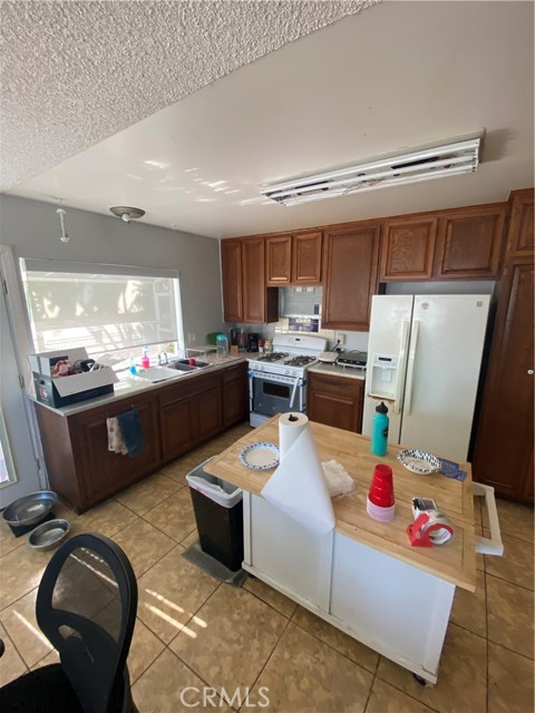 Detail Gallery Image 2 of 13 For 1882 E Larch St, Simi Valley,  CA 93065 - 4 Beds | 2/1 Baths