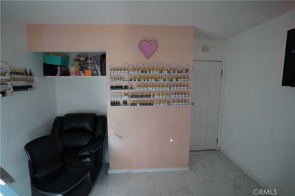https://media.crmls.org/medias/65574689-0761-4e7a-9ef0-5942ba44c2eb.jpg?preset=X-Large
