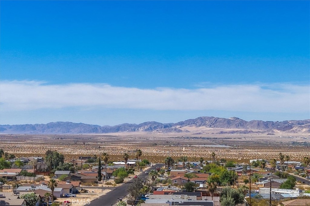 https://media.crmls.org/medias/655ceb49-c8fb-4374-8ed8-d0d170b6a3b2.jpg?preset=X-Large