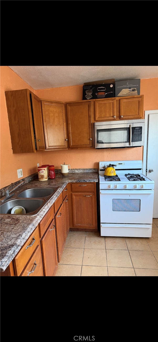 Detail Gallery Image 4 of 5 For 210 W Lugonia, Redlands,  CA 92374 - 3 Beds | 1 Baths