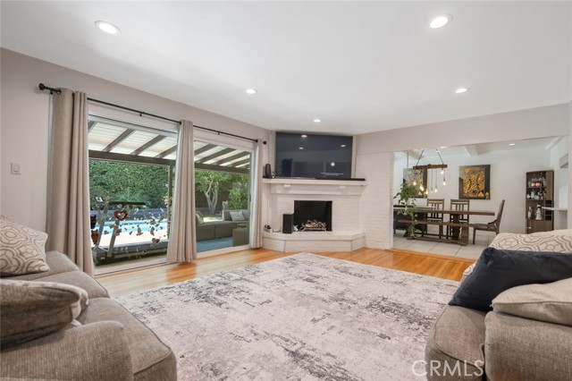 Detail Gallery Image 7 of 28 For 23818 Oxnard St, Woodland Hills,  CA 91367 - 3 Beds | 3 Baths