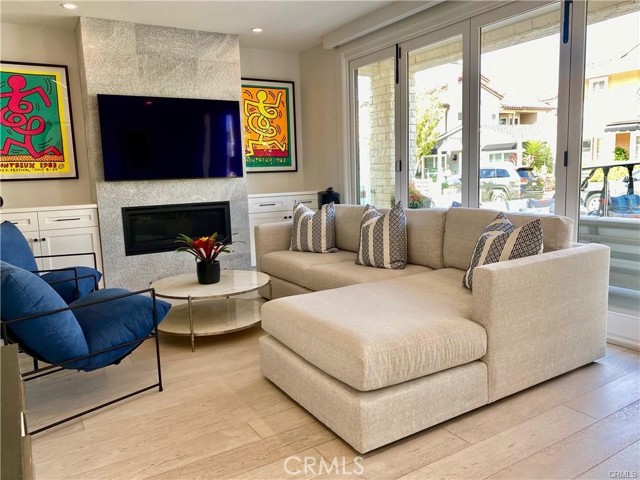 Detail Gallery Image 3 of 26 For 203 Sapphire, Newport Beach,  CA 92662 - 3 Beds | 3/1 Baths