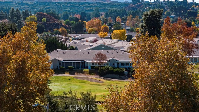 Detail Gallery Image 2 of 32 For 18907 Circle of the Oaks, Newhall,  CA 91321 - 2 Beds | 2 Baths